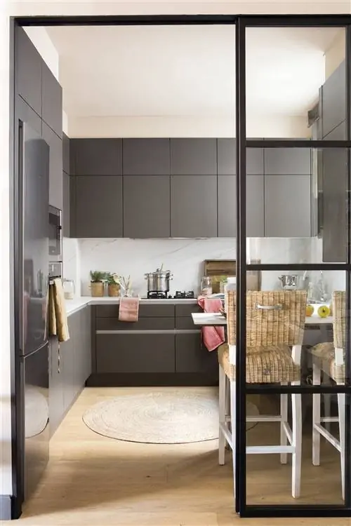 Черная кухня со шкафчиками.