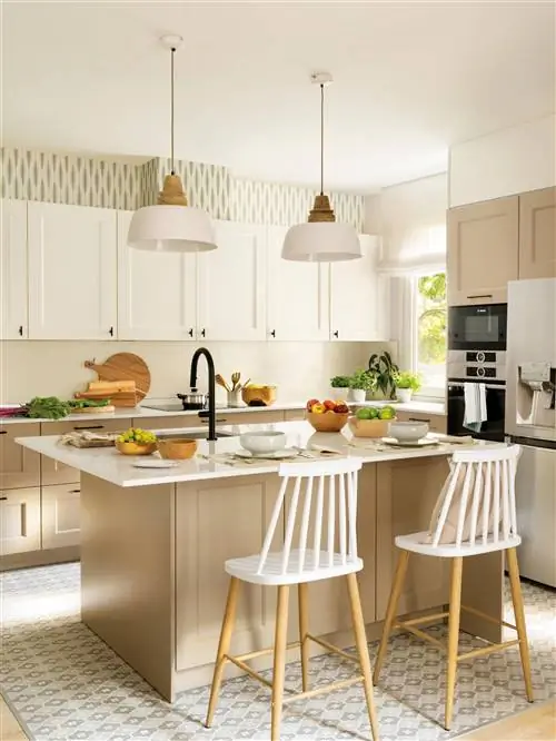 Кухня с белыми навесными шкафами и серо-коричневыми тумбами.