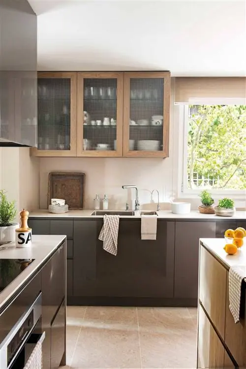 Современная кухня с мебелью серого цвета и дерева.