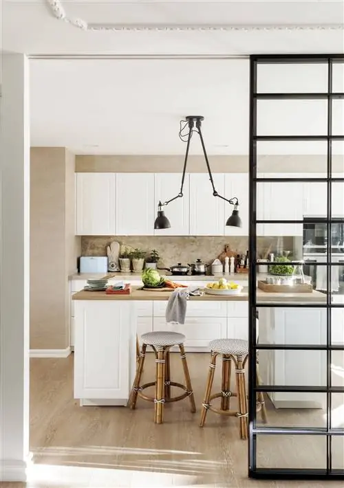 Белая кухня и классический стиль с черными светильниками.