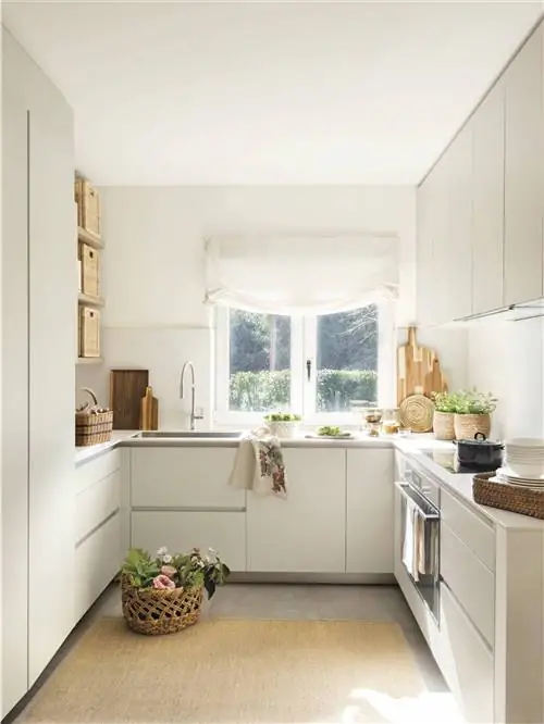 Белая кухня со шкафами без ручек.