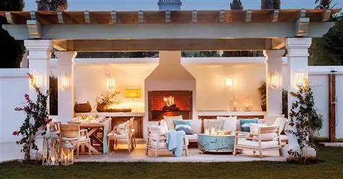 Крыльцо, где можно наслаждаться днем и ночью