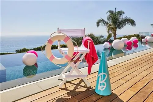 дом барби airbnb малибу бассейн кресло спасателя