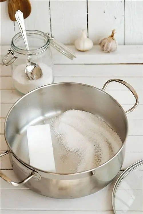 Горшок с солью.