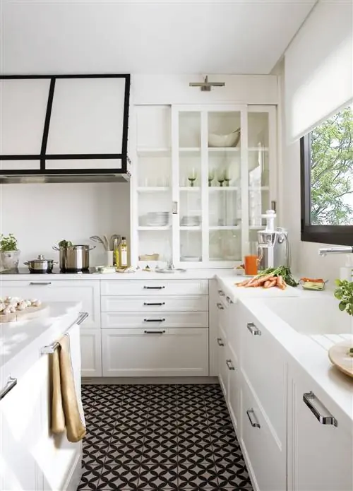 Зона пожара с вытяжкой и белым кухонным шкафом 00503647