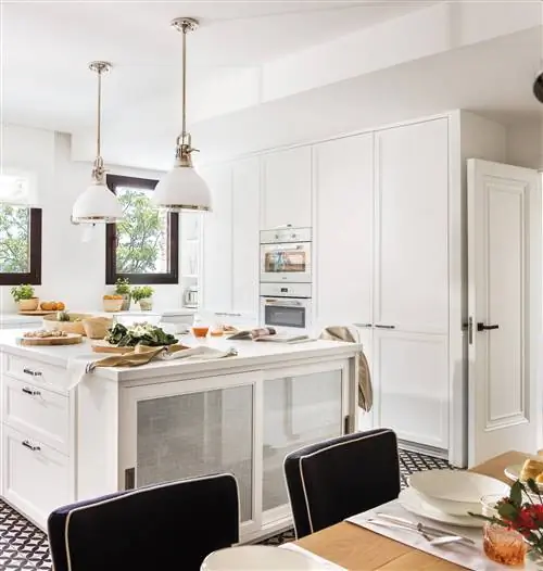 белая кухня с островом, два потолочных светильника