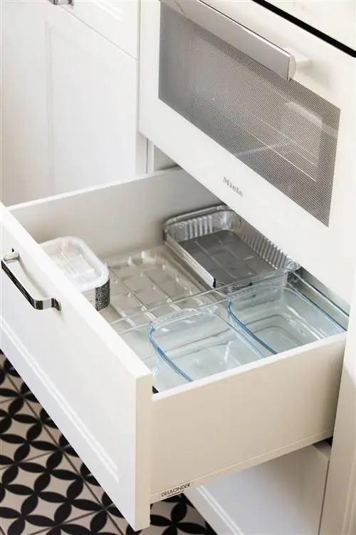 Деталь белого кухонного ящика под духовкой 00503649