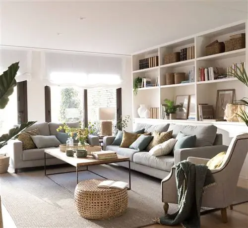 Квадратная гостиная с книжным шкафом за диваном 00501631