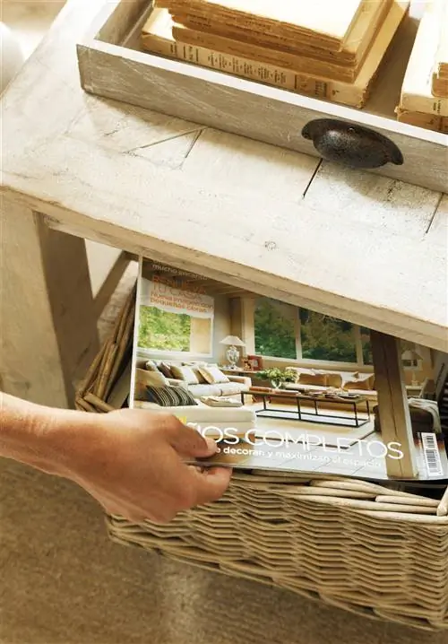 журнальный столик с плетеными корзинами для хранения предметов