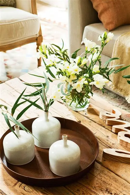 Поднос на кофейном столике с тремя вазами