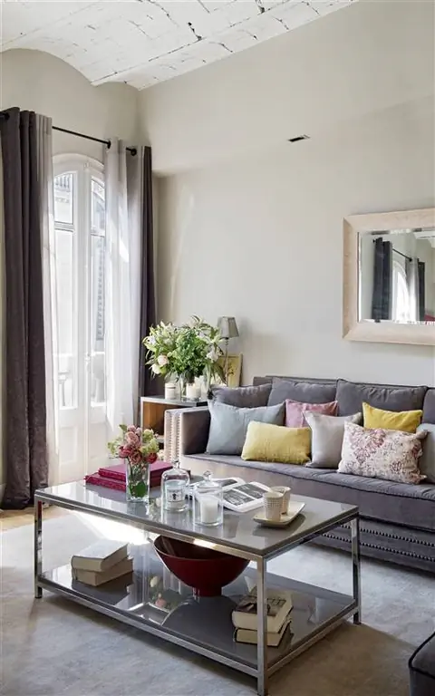 Серый диван с кофейным столиком из стекла и металла 00391459 O