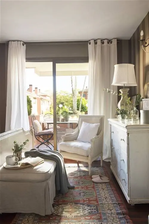 деталь спальни белый комод изножка и кресло 00493798 O