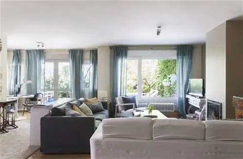 гостиная с несколькими диванами и большими окнами 00488708 O