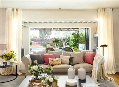 Гостиная с диваном и видом на сад_ 00460971