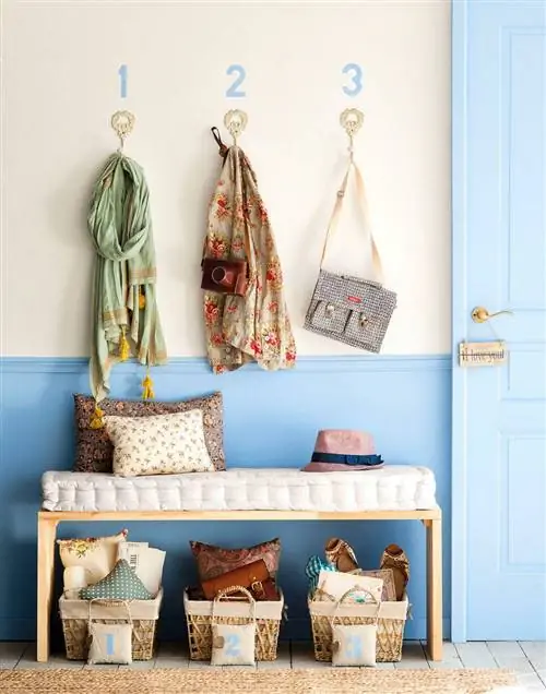 Стена прихожей по фэн-шуй окрашена в синий цвет 00368507