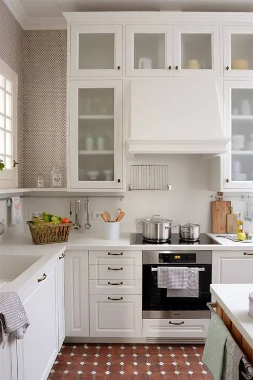 белая кухня с духовкой и гидравлическим полом