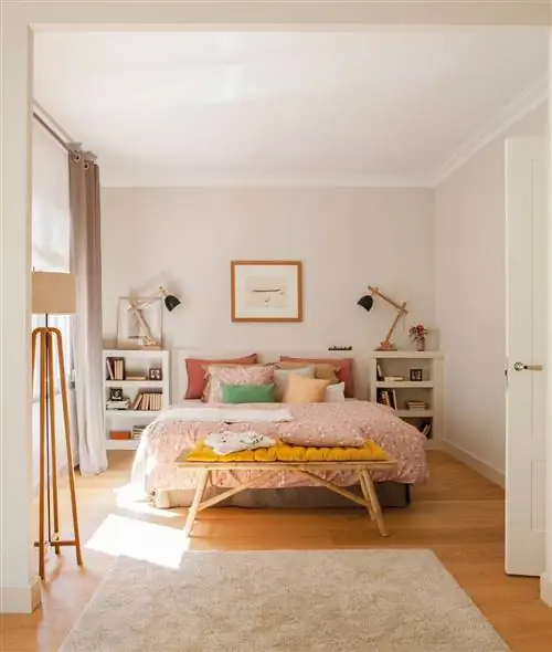 спальня-с-ковром-и-торшером-и-скамейкой-ножками-кровати-и-розовыми абажурами-436667 b522bed9 1300x1535