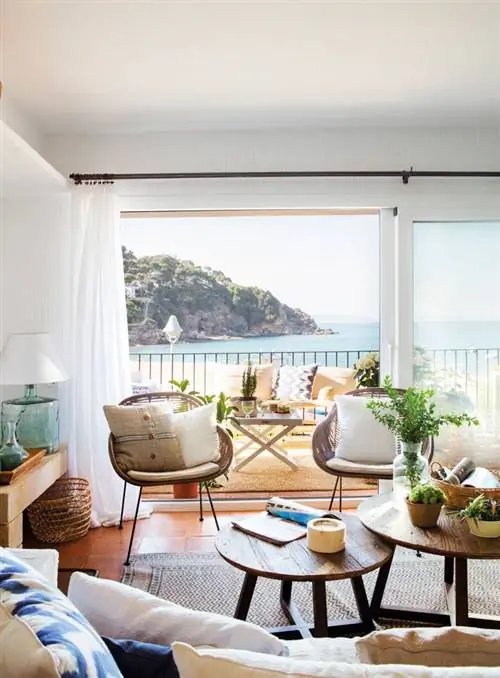 гостиная-с-видом-на-море-круглые-журнальные-столы-и-алюминиевые-окна 00460990