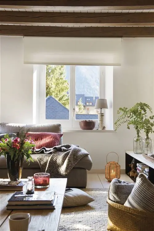 гостиная с деревянными балками и серым диваном 00497961