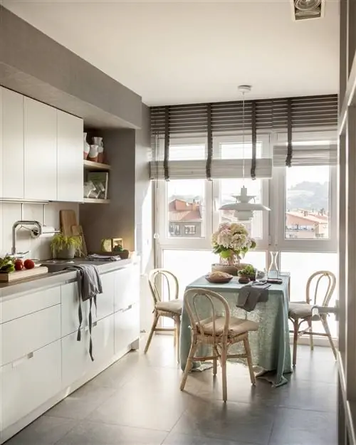 белая кухня с плетеными стульями и жалюзи 00493772_O