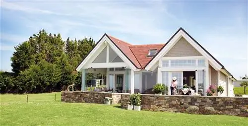 Внешний вид дома с садом_385010