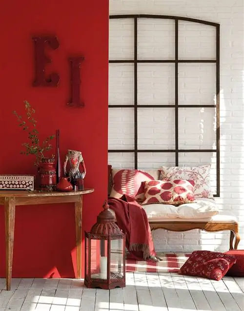 гостиная оформлена в красных тонах. Драгоценные цвета и специи