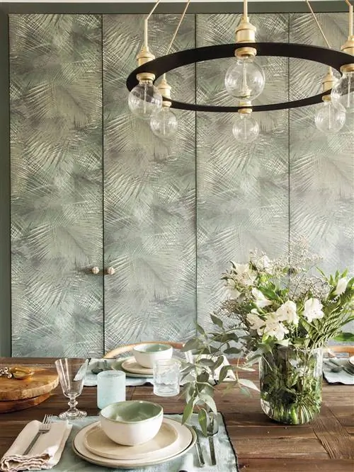 Оклеенный обоями шкаф в столовой с подвесной лампой.