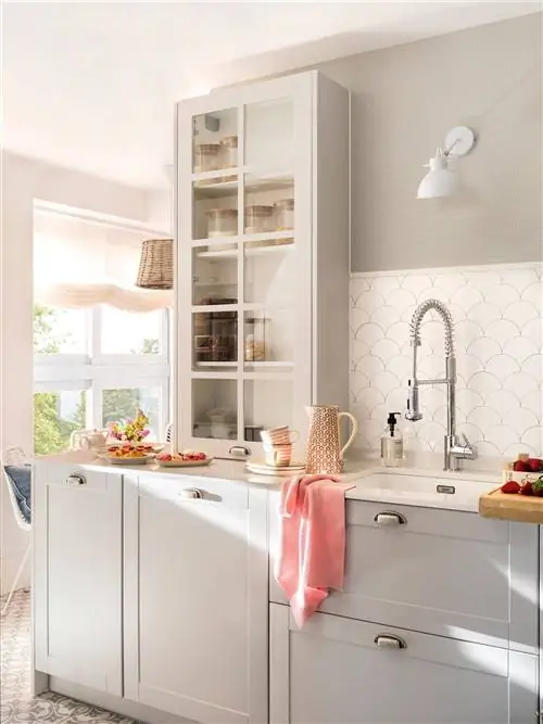 Перед раковиной