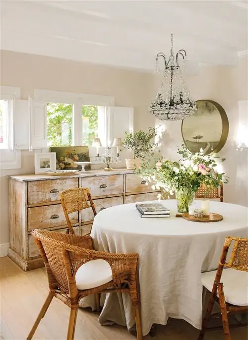 Столовая с круглым столом, буфетом и стульями из ротанга_ 00464934