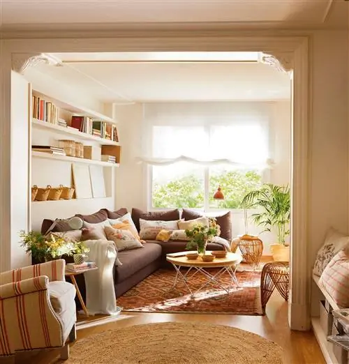 Гостиная с угловым диваном баклажанового цвета, встроенным книжным шкафом, килимом и деревенским ковром 404512