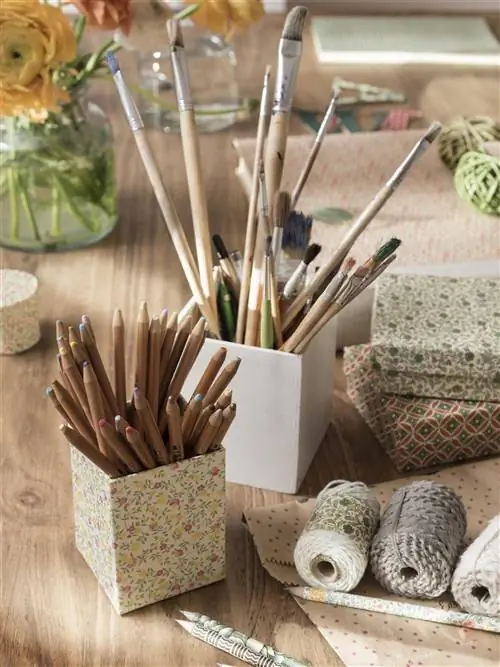 Персонализируйте свои держатели для карандашей и папки с помощью клейкой бумаги