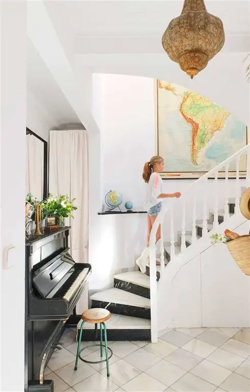 Распределитель и лестница с полом из белого мрамора и роялем 00486864