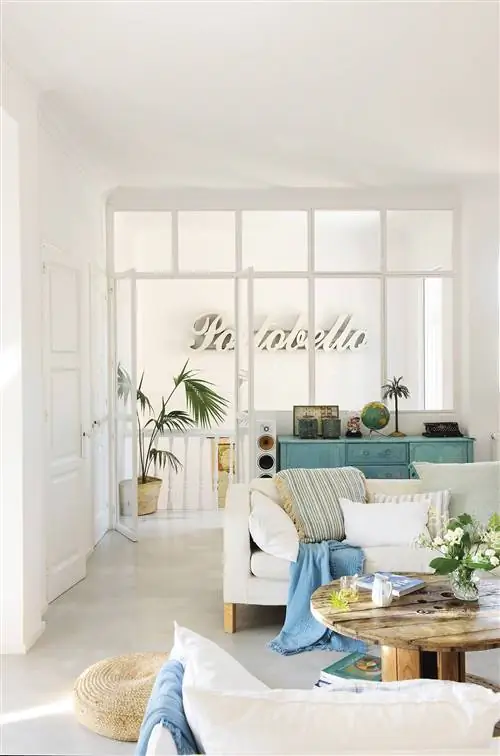 Гостиная с полом, выкрашенным в белый цвет