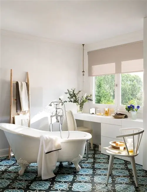 Ванная-с-классической-отдельно стоящей-ванной-туалетным-туалетом-и-мозаичным полом-00454991b