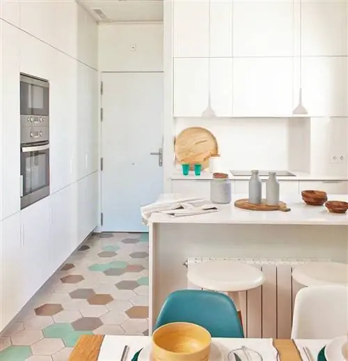 Кухня с пятиугольным кафельным полом 00442282