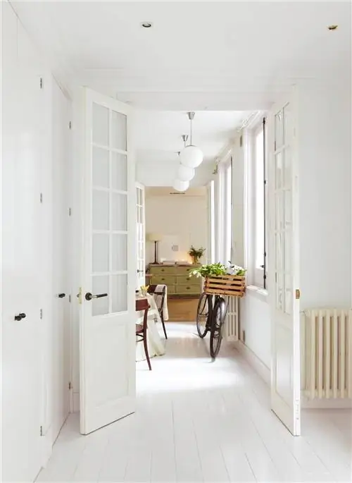 Дистрибьютор и коридор с выкрашенной в белый цвет платформой и велосипедом 00336291. 00336291-o 8739a339 1460x2000