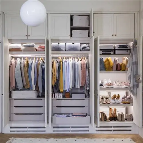 открытый шкаф с одеждой и аксессуарами 00503655