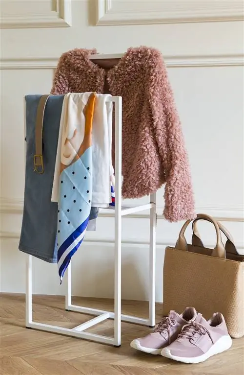 галантный ночью с одеждой 00503672