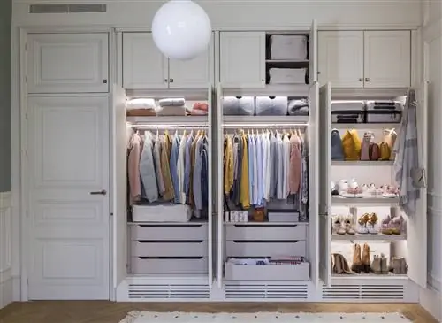 открытый шкаф с одеждой и аксессуарами 00503655