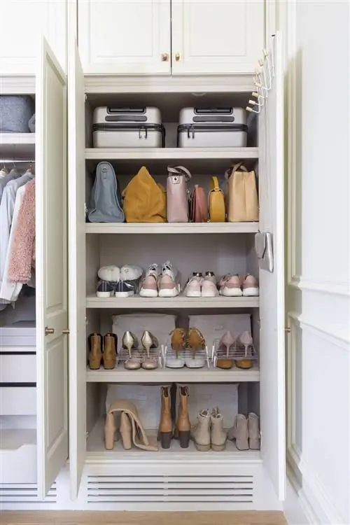 открытый шкаф с сумками, обувью и чемоданами 00503667 O