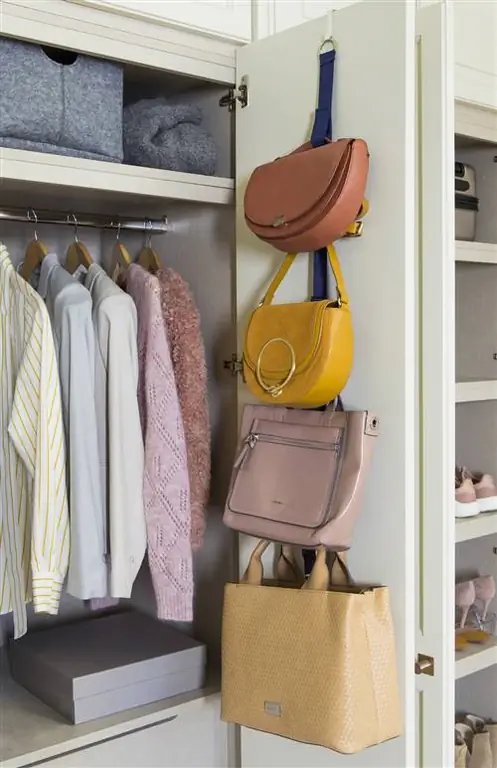 открытый шкаф с сумками, висящими на двери 00501588 O