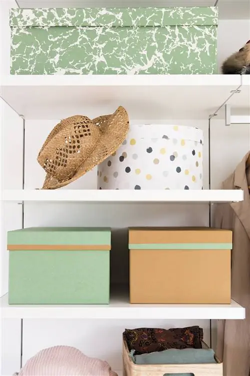 коробки внутри шкафа