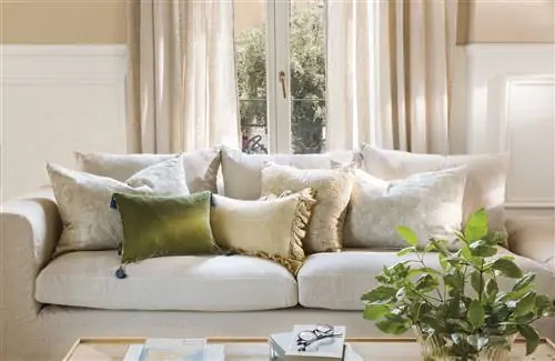 Диван с подушками в зеленых тонах