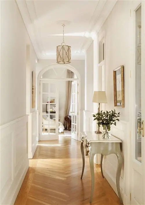 Классическая прихожая с лепниной