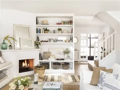 Гостиная с нестандартным книжным шкафом