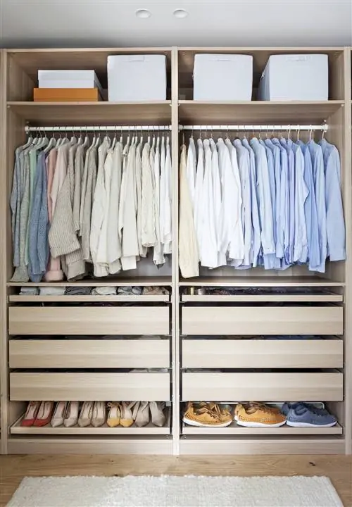 Интерьер шкафа с одеждой