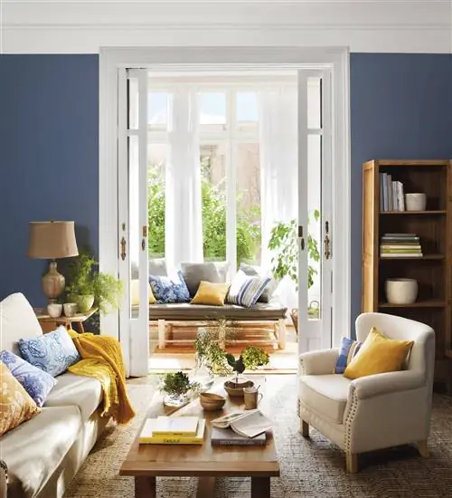классический синий цвет pantone на стене гостиной 00404221 классический синий цвет pantone на стене гостиной 00404221