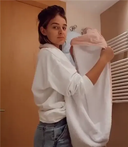 Laura Scanes с детским полотенцем 3