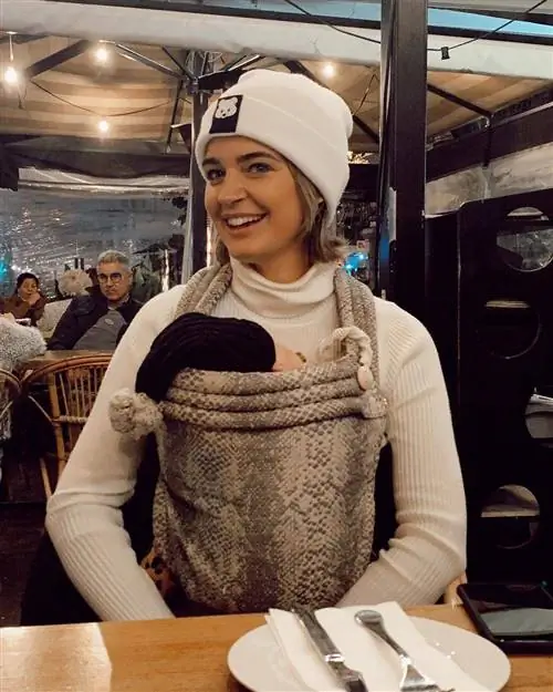 Лора Эскейнс с переноской