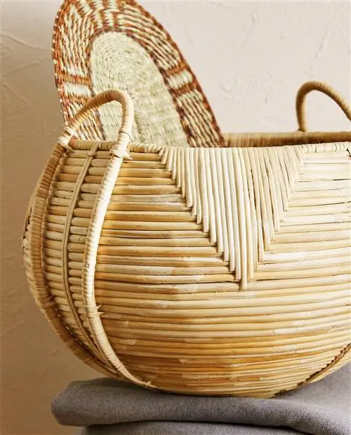 Плетеная корзина из ротанга с бриллиантами